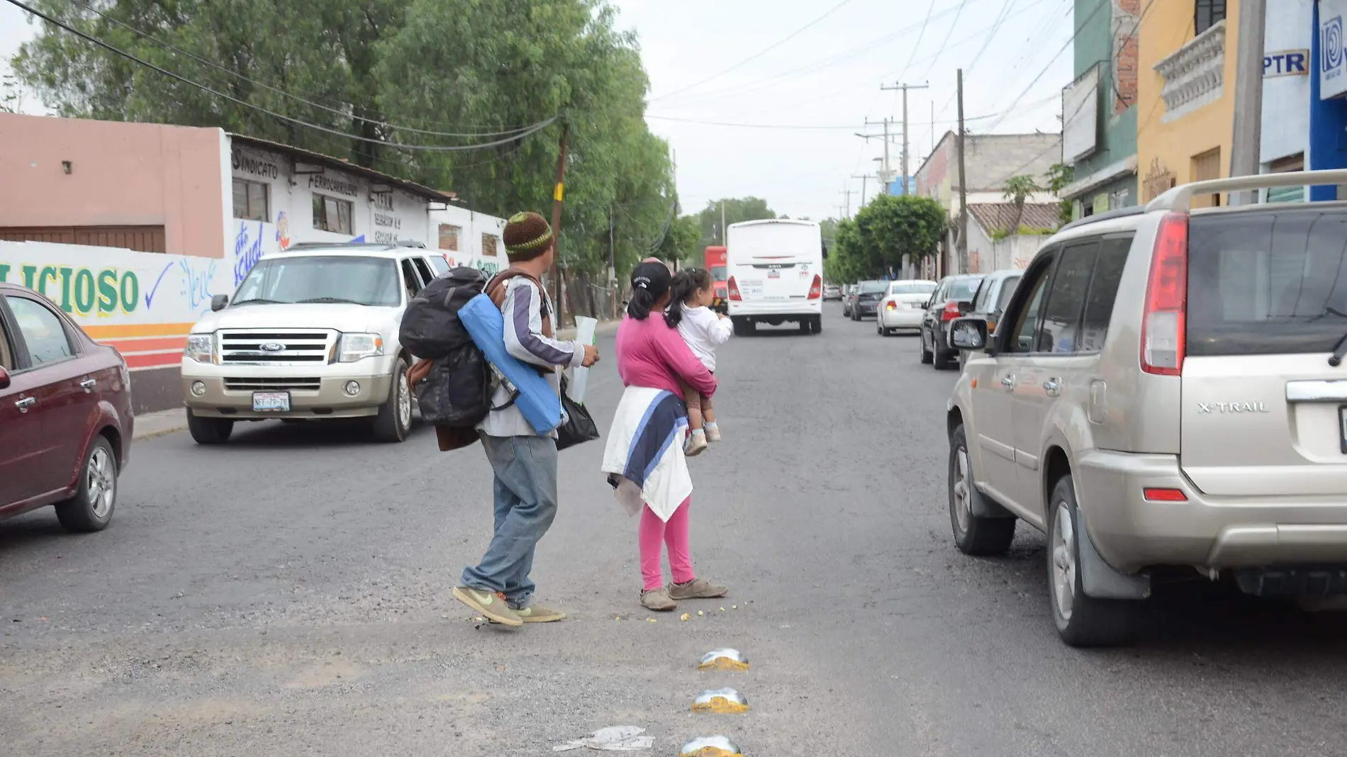 Van 18 sanjuanenses deportados de Estados Unidos. Foto Luis Luévanos